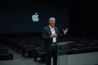 Dirigeant Apple prenant la parole lors d'une keynote sur scène, illustrant la communication stratégique du PDG