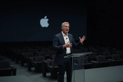 Dirigeant Apple prenant la parole lors d'une keynote sur scène, illustrant la communication stratégique du PDG